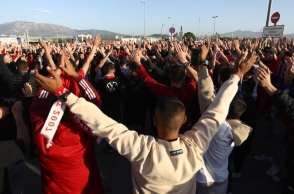 Φίλαθλοι του Ολυμπιακού στην υποδοχή της ομάδας στο Ελ. Βενιζέλος