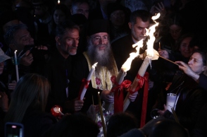 To Άγιο Φως στο Μετόχι του Παναγίου Τάφου, στην Πλάκα