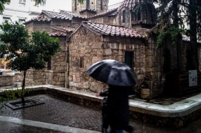 Καιρός: Σε ποιες περιοχές η Ανάσταση με ομπρέλες 