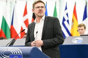 Γερμανία: Ένας 17χρονος παραδόθηκε στις αρχές σε σχέση με την επίθεση εναντίον του Σοσιαλδημοκράτη ευρωβουλευτή Ματίας Έκε.