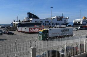 Πάτρα: Νεκρή ανασύρθηκε η γυναίκα που έπεσε με αυτοκίνητο στο βόρειο λιμάνι της πόλης - Έρευνες του Λιμενικού προκειμένου να εξακριβωθούν οι συνθήκες.