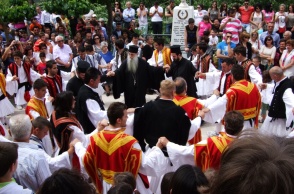 Οιερέας σέρνει τον χορό μαζί με τους φουστανελάδες για το έθιμο της Λέησης