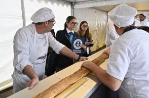 Η Γαλλία ανακτά το ρεκόρ Γκίνες - Παριζιάνικοι αρτοποιοί δημιούργησαν μπαγκέτα μήκους 140 μέτρων - Η Ιταλία κατείχε το προηγούμενο ρεκόρ. 