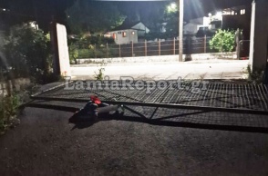 Πόρτα σχολείου καταπλάκωσε το πατίνι παιδιού και το μπουφάν του