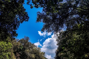 Ήλιος με λίγα σύννεφα