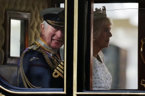 Ο βασιλιάς Κάρολος και η βασίλισσα Καμίλα στην άμαξά τους