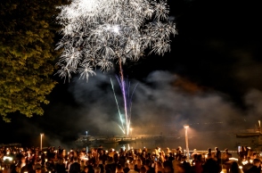 Βεγγαλικά και πυροτεχνήματα το βράδυ της Ανάστασης
