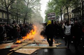 Η βία στους δρόμους και το επαναστατικό της άλλοθι