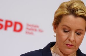 Γερμανία: Η γερουσιαστής του Βερολίνου Φραντσίσκα Γκίφαϊ δέχτηκε επίθεση με βαρύ αντικείμενο στο κεφάλι - Ανησυχία για τις επιθέσεις εις βάρος πολιτικών.