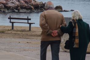 Συνταξιούχοι περπατούν κοντά στην ακρογιαλιά