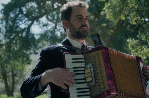 Theodore: Δείτε πρώτοι το βιντεοκλίπ του νέου τραγουδιού «The Big Rip»