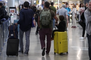 Ταξιδιώτες με τις βαλίτσες του στο αεροδρόμιο «Ελευθέριος Βενιζέλος»