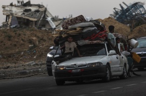 Παιδιά σε κατάφορτο αυτοκίνητο με τα λιγοστά υπάρχοντα της οικογένειας απομακρύνονται από τη Ράφα όπου εντείνονται οι βομβαρδισμοί από την περασμένη Δευτέρα