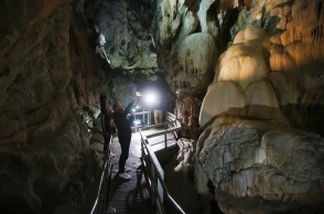 Εικόνα από το Σπήλαιο των Λιμνών