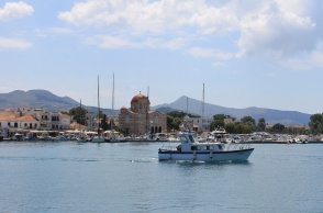 Καΐκι μπροστά από το λιμάνι της Αίγινας