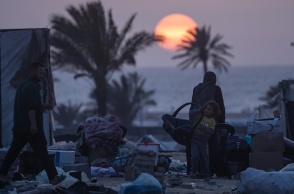 Κάτοικοι της Ράφα απομακρύνονται κουβαλώντας τα πράγματά τους - Ένα μικρό παιδί σηκώνει το καλαθάκι για το μωρό της οικογένειας
