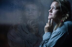 Γυναίκα που αντικατοπτρίζεται η σκιά της στο τζάμι