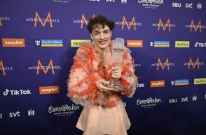 Το Nemo με το τρόπαιο της Eurovision 2024 μετά τη μεγάλη νίκη για την Ελβετία