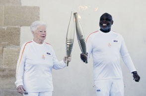 Η Colette Cataldo, η γηραιότερη οπαδός της Μαρσέιγ, λαμπαδηδρόμος της ολυμπιακής φλόγας στα 83 της