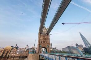 Γέφυρα του Λονδίνου: Αλεξιπτωτιστές την πέρασαν για πρώτη φορά