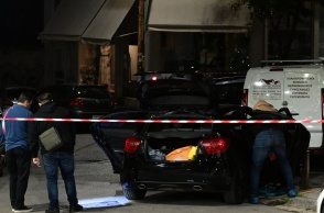 Το σημείο της δολοφονίας του 32χρονου στον Βύρωνα και το όχημα στο οποίο δέχθηκε τους πυροβολισμούς