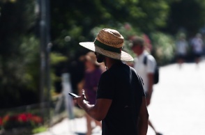 Άτομο με καπέλο προστατεύεται από τις υψηλές θερμοκρασίες