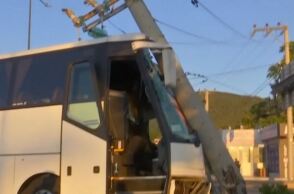 Λεωφόρος Λαυρίου: Πούλμαν έπεσε σε κολώνα