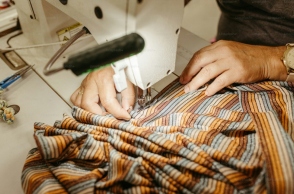 Η shein και πάλι στο στρόχαστρο για τις υπερωρίες των προμηθευτών της 