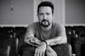 Frank Turner: Το νέο του άλμπουμ «Undefeated» κυκλοφορεί από την Xtra Mile Recordings
