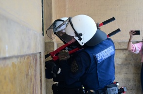 Αστυνομικοί με κόφτη στα χέρια επιχειρούν να κόψουν την αλυσίδα σε πύλη της Νομικής Σχολής Αθηνών