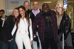 Η Μαρίνα Σάττι, ο Ζερόμ Καλούτα, ο Θανάσης Αλευράς, ο Φωκάς Ευαγγελινός και οι χορευτές της ελληνικής αποστολής στην Eurovision 2024 κατά την επιστροφή τους στο αεροδρόμιο «Ελευθέριος Βενιζέλος»