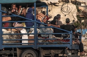 Πολίτες φεύγουν από τη Ράφα