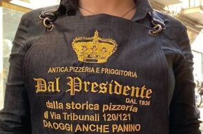 Ιταλία: Κατασχέθηκε από την αστυνομία μια από τις γνωστότερες πιτσαρίες της Νάπολης, ο ιδιοκτήτης της οποίας είχε φτιάξει πίτσα στον Μπιλ Κλίντον.