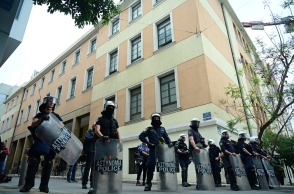 Αστυνομικοί έξω από τη ΝΟμική Αθηνών