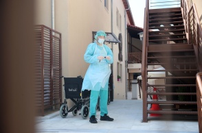 Άτομο της ιατρικής κοινότητας με μάσκα και γάντια προστασίας από τον κορωνοϊο σε οίκο ευγηρίας