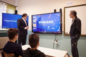 Ο Κυριάκος Μητσοτάκης και ο Κυριάκος Πιερρακάκης παρουσίασαν σε Γυμνάσιο με Λυκειακές Τάξεις στα Ριζώματα Ημαθίας το Ψηφιακό Σχολείο