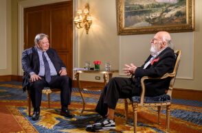 «Η καμπύλη της Μεταπολίτευσης»: Ο Διονύσης Σαββόπουλος συζητά με τον Ευάγγελο Βενιζέλο στο συνέδριο του Κύκλου Ιδεών.