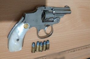 Κολωνός: Συνελήφθη 17χρονος με γεμάτο περίστροφο - Συνελήφθη και ο πατέρας του για παραμέληση εποπτείας ανηλίκου.