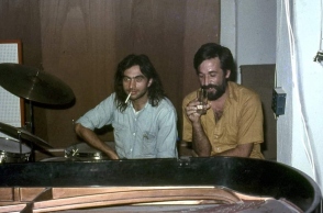 Αργύρης Μπακιρτζής - Χειμερινοί Κολυμβητές: Η ιστορία του επιδραστικού λαϊκού συγκροτήματος από το 1979 μέχρι σήμερα.