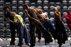 Πατρίσια Απέργη & Αερίτες, "Ο οίκος της ταραχής"