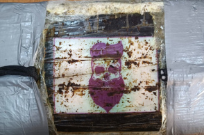 Αντικείμενο που κατάσχεσαν οι αρχές κατά τις έρευνες για την εξάρθρωση διεθνούς σπείρας διακίνησης ναρκωτικών στον Πειραιά