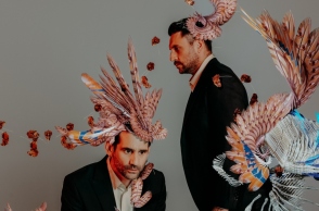 Ο Οδυσσέας Παπασπηλιόπουλος και ο Γιώργος Χρυσοστόμου στους αριστοφανικούς "Όρνιθες" σε σκηνοθεσία Άρη Μπινιάρη