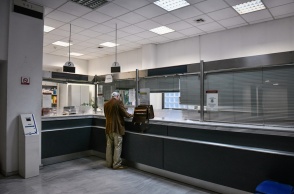 Άτομο στον γκισέ της ΔΟΥ Χαλκίδας