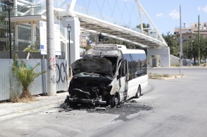 Εικόνα μετά τη φωτιά σε τουριστικό λεωφορείο στο Χαϊδάρι