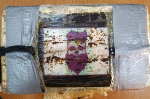 Συσκευασία με κοκαΐνη που βρέθηκε σε κοντέινερ με γαρίδες στον Πειραιά