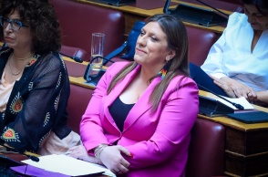 Η Ζωή Κωνσταντοπούλου χαμογελαστή στα έδρανα της Βουλής