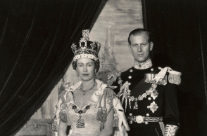 Η Βασίλισσα Ελισάβετ με τον πρίγκιπα Φίλιππο σε επίσημο πορτραίτο του Cecil Beaton, από την ημέρα της στέψης της, το 1953. 