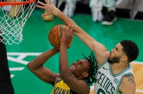 NBA: Πέισερς - Σέλτικς 111-114 - Έγινε το 3-0 στη σειρά των τελικών της Ανατολής - Η ομάδα της Βοστόνης χρειάζεται μια νίκη για να φτάσει στον τελικό.