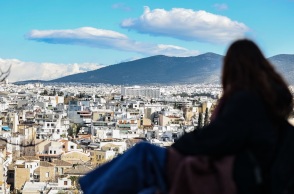 Αγορά κατοικίας: Προς νέες παρεμβάσεις για τα Airbnb προσανατολίζεται η κυβέρνηση - Χιλιάδες οικογένειες αναζητούν κατοικία σε προσιτή τιμή.