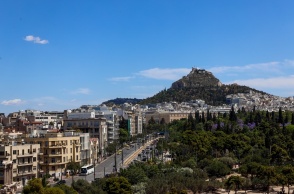 Φωτογραφία από το κέντρο της Αθήνας με φόντο τον Λυκαβηττό